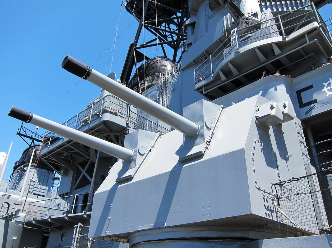 Thời điểm đó, chiến hạm HQ-01 tuy có lượng giãn nước rất lớn (gần 3.000 tấn) nhưng hỏa lực lạc hậu, ít ỏi. Cụ thể, nó chỉ được trang bị một bệ pháo hai nòng 127mm Mk12 Mod 1 được thiết kế từ những năm 1930. May là khẩu pháo này khá “hiện đại” khi có radar dẫn bắn, máy chỉ huy.