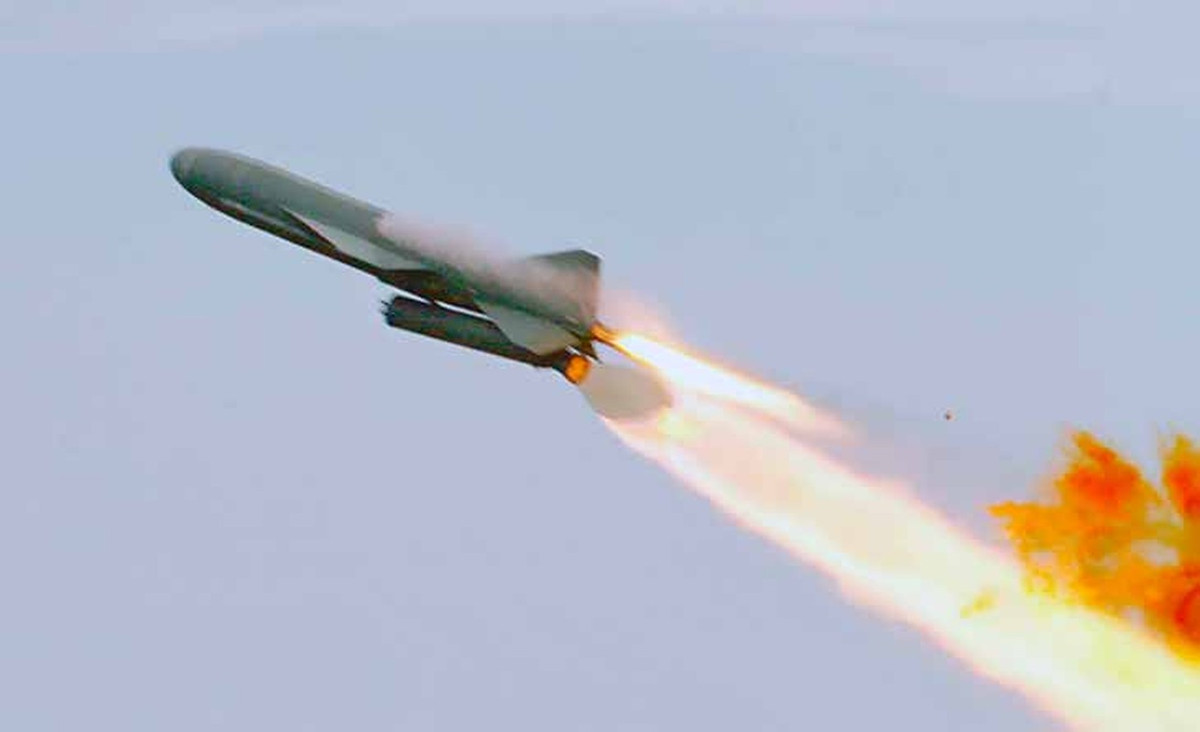 Quả đạn có chiều dài 5,8m, đường kính thân 0,76m, sải cánh 2,8m, trọng lượng phóng 2,3 tấn. P-15 được trang bị đầu đạn bán xuyên giáp nặng 454kg đủ sức đánh chìm chiến hạm có lượng giãn nước 4.000 tấn.