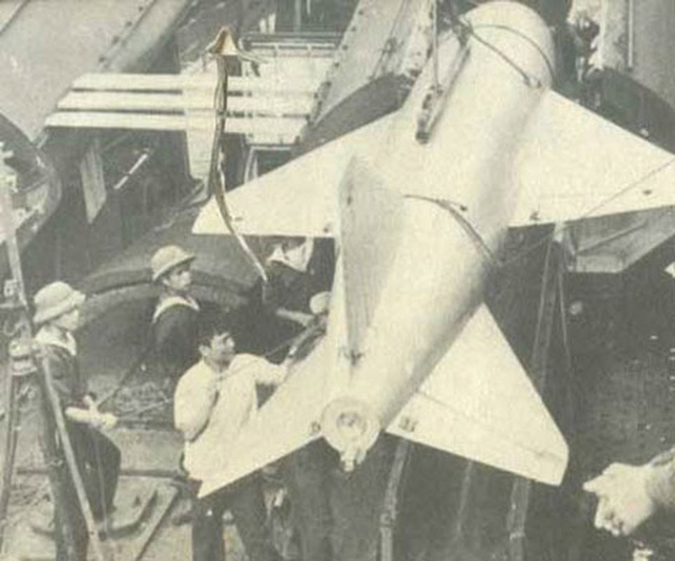 Cuối năm 1977 thì công việc thi công hoàn chỉnh. Đến ngày 30 Tết âm lịch Mậu Ngọ 1978, Bộ Tư lệnh tổ chức bắn thử nghiệm vào đảo Hòn Tý, một đảo nhỏ trong quần đảo Phú Quý. Kết quả sau khi tên lửa được bắn đi, đạn đã trúng mục tiêu. Tư lệnh Giáp Văn Cương đánh giá cao kết quả quá trình nghiên cứu cải tiến tên lửa P-15 đạt hiệu quả tốt và tặng bằng khen cho các đồng chí cán bộ, kỹ sư tham gia thực hiện đề án này. Ảnh: Tên lửa chống hạm P-15 trên tàu tên lửa Komar của Hải quân Nhân dân Việt Nam. P-15 Termit (NATO định danh là SS-N-2) là loại tên lửa hành trình chống tàu được phát triển bởi Cục thiết kế Raduga, Liên Xô từ những năm. Tên lửa được thiết kế với kiểu thân hình trụ, khá đồ sộ cùng phần mũi tròn chứa radar tìm kiếm mục tiêu. Trên quả đạn có 2 cánh ở giữa thân (biến thể P-15M có thể gập lại để vừa kích cỡ ống phóng) cùng 3 cánh lái ở đuôi, một động cơ tăng cường nhiên liệu rắn được gắn phía dưới để đẩy tên lửa ra khỏi ống phóng.