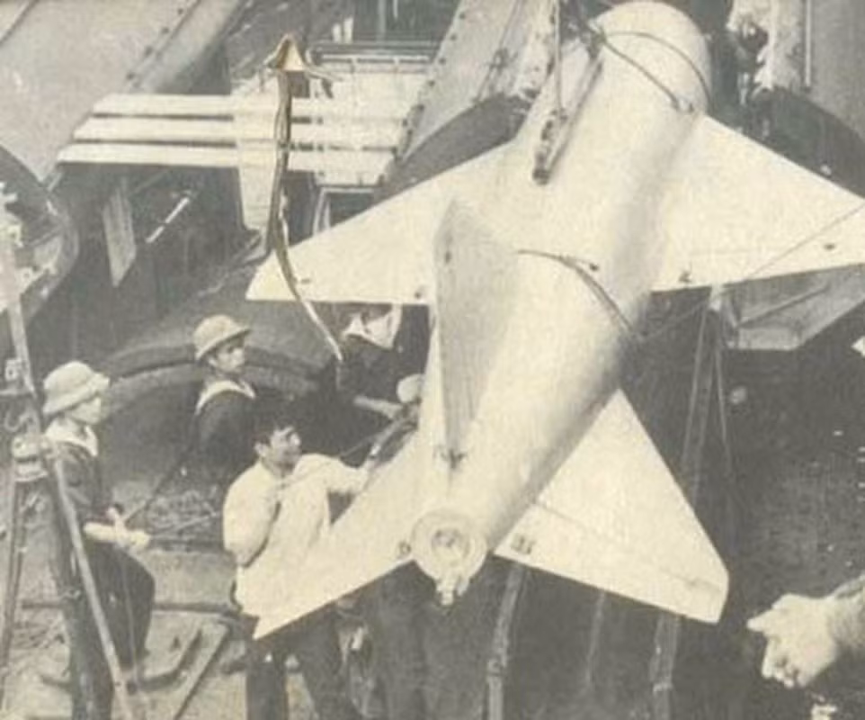 Cuối năm 1977 thì công việc thi công hoàn chỉnh. Đến ngày 30 Tết âm lịch Mậu Ngọ 1978, Bộ Tư lệnh tổ chức bắn thử nghiệm vào đảo Hòn Tý, một đảo nhỏ trong quần đảo Phú Quý. Kết quả sau khi tên lửa được bắn đi, đạn đã trúng mục tiêu. Tư lệnh Giáp Văn Cương đánh giá cao kết quả quá trình nghiên cứu cải tiến tên lửa P-15 đạt hiệu quả tốt và tặng bằng khen cho các đồng chí cán bộ, kỹ sư tham gia thực hiện đề án này. Ảnh: Tên lửa chống hạm P-15 trên tàu tên lửa Komar của Hải quân Nhân dân Việt Nam. P-15 Termit (NATO định danh là SS-N-2) là loại tên lửa hành trình chống tàu được phát triển bởi Cục thiết kế Raduga, Liên Xô từ những năm. Tên lửa được thiết kế với kiểu thân hình trụ, khá đồ sộ cùng phần mũi tròn chứa radar tìm kiếm mục tiêu. Trên quả đạn có 2 cánh ở giữa thân (biến thể P-15M có thể gập lại để vừa kích cỡ ống phóng) cùng 3 cánh lái ở đuôi, một động cơ tăng cường nhiên liệu rắn được gắn phía dưới để đẩy tên lửa ra khỏi ống phóng.