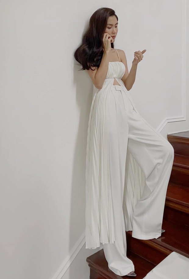 br/> Mới đây nhất, stylist Kelbin Lei đã đăng tải trên trang cá nhân instagram của mình hình ảnh chụp trộm Hà Tăng trong lúc đang thực hiện 1 bộ ảnh mới. Tuy chỉ là khoảng khắc ngẫu nhiên nhưng góc nghiêng thần thánh cùng vòng eo con kiến của nữ diễn viên thì không thể chê vào đâu được. Vòng eo con kiến cùng thiết kế của quần khiến chân của Hà Tăng lại càng "miên man" hơn.