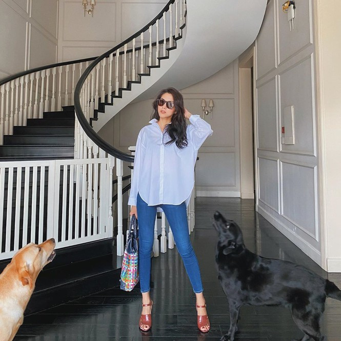 br/> Dù làm con dâu đại gia nhưng Hà Tăng vẫn luôn lựa chọn cho mình phong cách trẻ trung, giản dị và thoải mái mà vẫn tôn được vóc dáng. Trong cuộc sống thường ngày, nữ diễn viên thường lựa chọn những trang phục đơn giản như áo sơ mi, quần jeans và giày cao gót nhưng vẫn tôn được khí chất nổi bật 