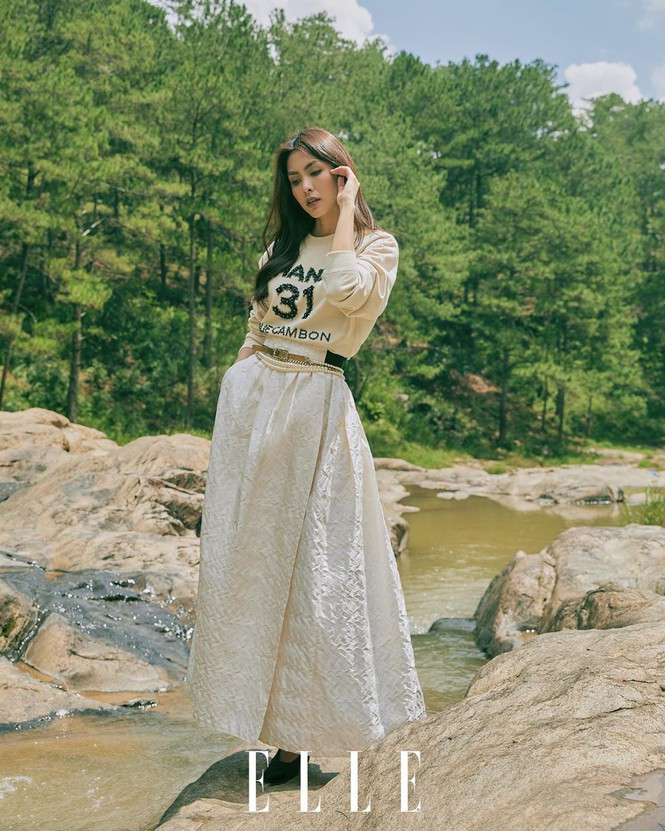 ##s### Hà Tăng thể hiện thần thái sang chảnh qua bộ cánh hàng hiệu trong ảnh trên tạp chí ELLE Việt Nam mới đây.