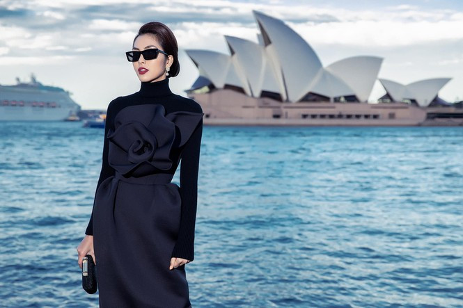 ##s###Hình ảnh của Hà Tăng khi tham dự show diễn của NTK Đỗ Mạnh Cường tại ÚC, bộ đồ đen càng tăng thêm sự huyền bí và vóc dáng mảnh mai của bà mẹ 2 con.