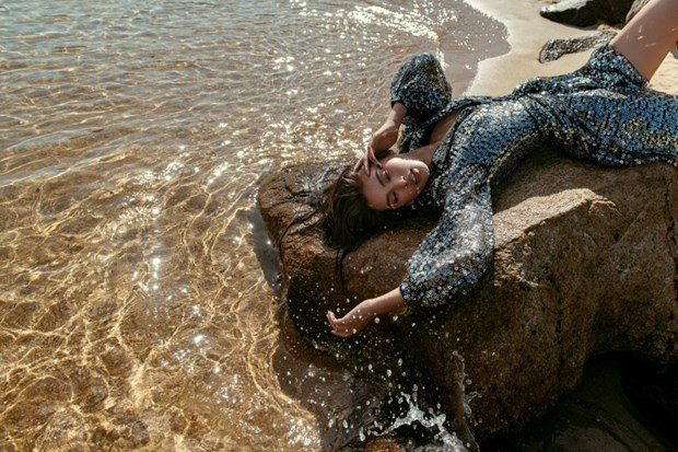 Sự xuất hiện ấn tượng của trong thời khắc kết lại show diễn của người đẹp 20 tuổi trở thành chủ đề bàn luận của giới thời trang trong suốt thời gian đó.