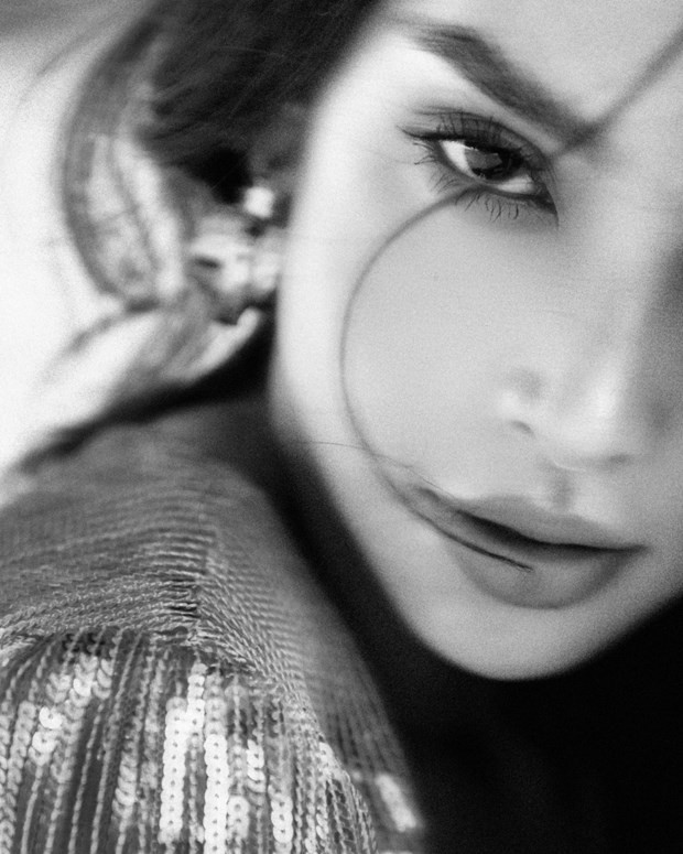 Thế nhưng “nàng thơ” vẫn giữ thái độ làm việc chuyên nghiệp, kết nối với nhiếp ảnh gia, đạo diễn hình ảnh tại hiện trường… nhằm thể hiện trọn vẹn ngôn ngữ thời trang mà nhà thiết kế Lê Thanh Hòa hướng đến.