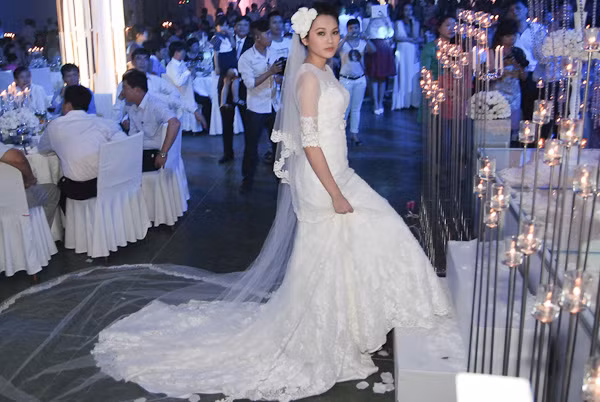 Ánh nến lung linh trong toàn bộ hội trường