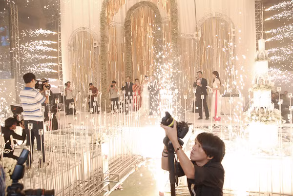 Màn pháo hoa rực rỡ chào đón cô dâu, chú rể