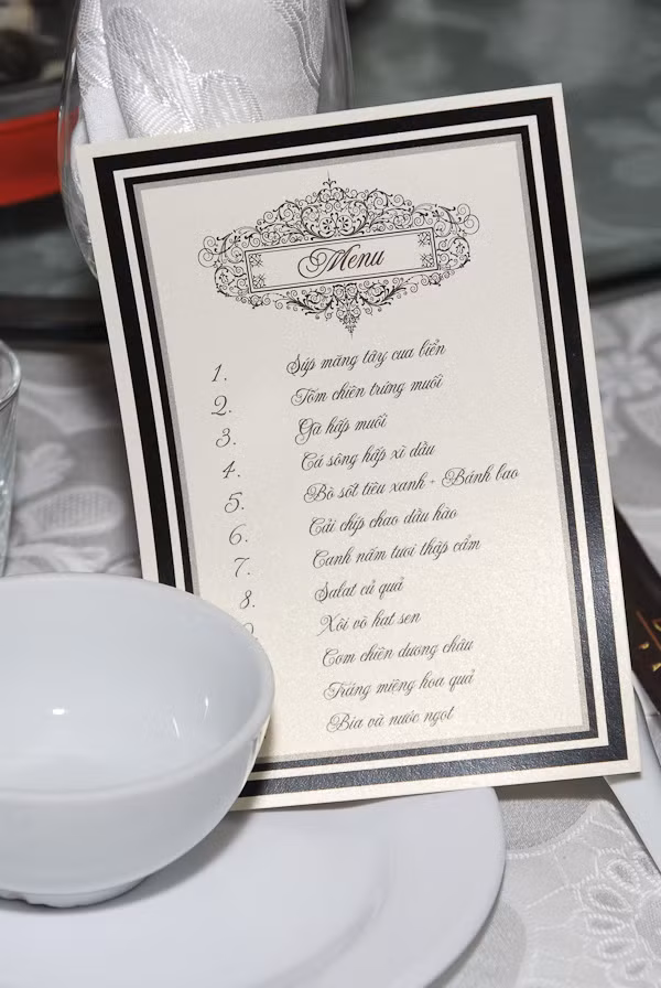 Thực đơn của tiệc cưới xa hoa. Được biết riêng tiền trang trí tiệc cưới đã hết 3 tỷ. Dự tính toàn bộ chi phí cho đám cưới tại Hà Nội không dưới 7 tỷ đồng.