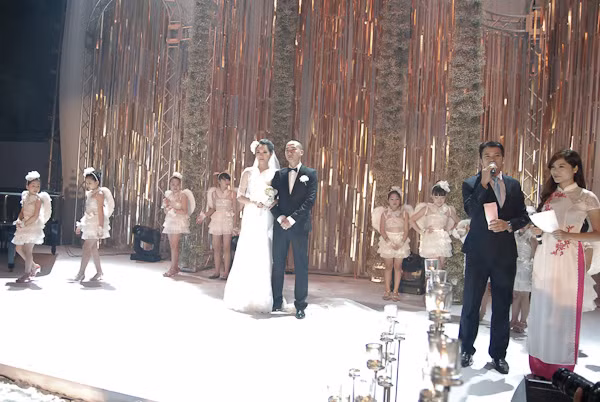 Khung cảnh sân khấu tiệc cưới lung linh với ánh sáng được bài trí một cách cầu kỳ