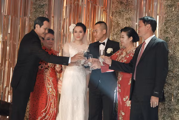 Ngọc Thạch hạnh phúc bên bố mẹ