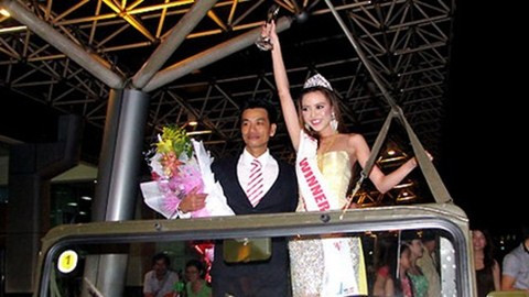 Chuyện đón người yêu giành vương miện của Công moto bằng một đoàn xe một thời gây xôn xao dư luận.