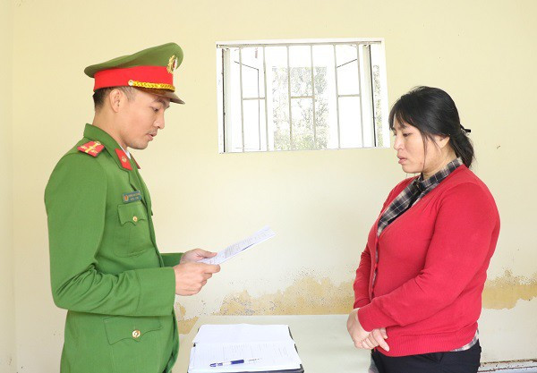 Khoi to nu quai lua dua nguoi di nuoc ngoai, chiem doat gan 1,8 ty dong