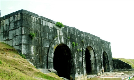 Như mọi thành quách bấy giờ, thành bao gồm thành nội và thành ngoại. Thành ngoại được đắp bằng đất với khối lượng gần 100.000 mét khối, trên trồng tre gai dày đặc cùng với một vùng hào sâu có bề mặt rộng gần tới 50m bao quanh. Ảnh: Các cửa thành nhà Hồ đều xây dựng theo lối cổng vòm.