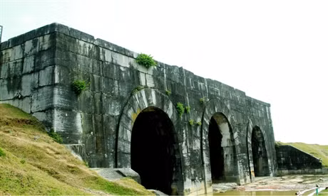 Như mọi thành quách bấy giờ, thành bao gồm thành nội và thành ngoại. Thành ngoại được đắp bằng đất với khối lượng gần 100.000 mét khối, trên trồng tre gai dày đặc cùng với một vùng hào sâu có bề mặt rộng gần tới 50m bao quanh. Ảnh: Các cửa thành nhà Hồ đều xây dựng theo lối cổng vòm.