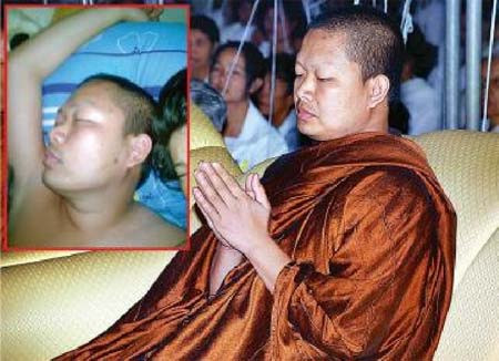 Bức ảnh được cho Tỳ kheo Luang Pu Nen Kham có quan hệ bất minh với một phụ nữ.