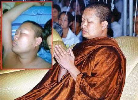 Bức ảnh được cho Tỳ kheo Luang Pu Nen Kham có quan hệ bất minh với một phụ nữ.