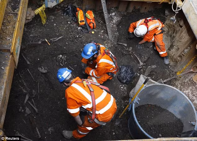 Rõ ràng nghĩa địa này đang nắm giữ những bí mật mà chúng ta còn chưa hề biết đến. Cùng với những bộ hài cốt còn có những chiếc roi làm bằng đuôi ngựa; những đồng tiền xu của người La mã cổ đại.... từ đó hé lộ cho người hiện đại biết phần nào về cuộc sống cách đây vài thế kỉ.