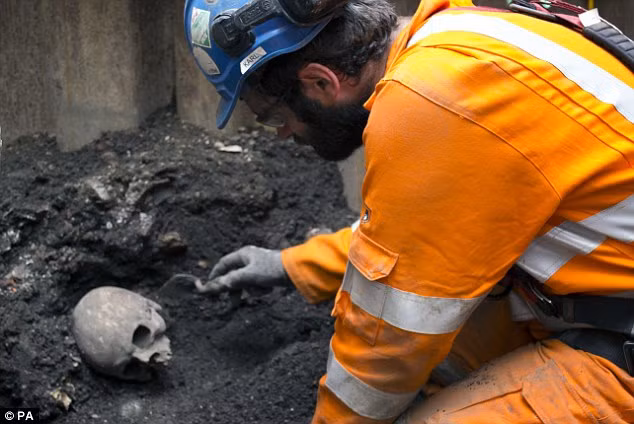 Rất nhiều bộ xương vừa được phát hiện tại một nghĩa địa cổ có tuổi đời chừng 450 năm, nằm sâu dưới lòng đất, ngay phía dưới ga đường Liverpool - nơi hiện nay có tòa nhà lớn nhất Châu Âu. Ảnh: Một hộp sọ của nghĩa địa cổ phát lộ.