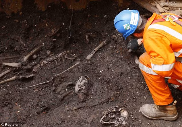 Bệnh viện Bethlem được Simon FitzMary sáng lập năm 1247. Vào năm 1403, phần lớn bệnh nhân của bệnh viện là những người điên, động kinh và mất trí. Những bệnh nhân này bị xích và từng là nơi thu hút người dân London khi có dịch vụ trả tiền để xem những người điên. Bệnh nhân chủ yếu là những người nghèo, họ được "điều trị" bằng cách trói buộc, dìm nước, đánh đập và bỏ đói. Ảnh: Những bộ hài cốt chồng chất lên nhau.