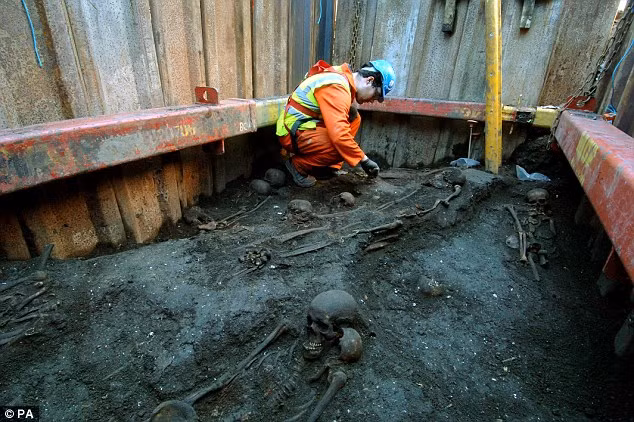 Tổng cộng người ta đã đào lên khoảng 4.000 bộ hài cốt. Khu nghĩa địa cổ này được xây dựng trên sân bệnh viện Bethlem vào những năm 1560, được dùng để chôn người nghèo, những kẻ không tuân thủ tôn giáo cũng như các bệnh nhân điên trong bệnh viện. Ảnh: Nhà khảo cổ học Matt Ginnever đang khai quật khu mộ.