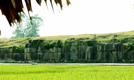 Về kiến trúc, thành nhà Hồ thể hiện trình độ cao trong kỹ thuật xây dựng. Các cổng đều xây kiểu vòm cuốn, đá xếp múi bưởi, trong đó to nhất là cửa chính Nam, gồm 3 cửa cuốn dài 33,8 m, cao 9,5 m, rộng 15,17 m. Các phiến đá xây đặc biệt lớn (dài tới 7 m, cao 1,5 m, nặng chừng 15 tấn). Ảnh: Phía trên và trong thành được đắp bằng đất. Bao phía ngoài là lớp tường đá.