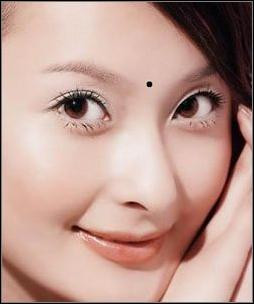 Nốt ruồi mọc ở ấn đường – chủ phú quý. Ấn đường là khoảng cách giữa hai đầu lông mày. Trên khuôn mặt, đây được xem là vị trí khá quan trọng. Nam giới có nốt ruồi mọc tại vị trí này là nốt ruồi hiển quý, với nữ giới là hiển phú.