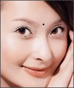 Nốt ruồi mọc ở ấn đường – chủ phú quý. Ấn đường là khoảng cách giữa hai đầu lông mày. Trên khuôn mặt, đây được xem là vị trí khá quan trọng. Nam giới có nốt ruồi mọc tại vị trí này là nốt ruồi hiển quý, với nữ giới là hiển phú.