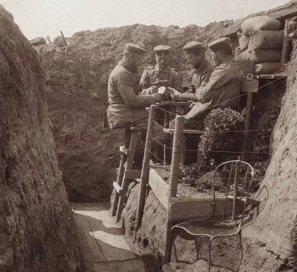 Chơi bài khi rảnh rỗi.