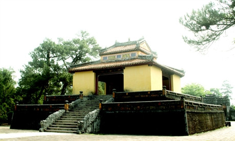 Lăng Minh Mạng là một tổng thể kiến trúc qui mô gồm khoảng 40 công trình lớn nhỏ gồm Cung điện, Lâu đài, Đình tạ... được bố trí cân đối trên một trục dọc từ Ðại Hồng Môn (ở ngoài cùng) tới chân tường của La Thành sau mộ vua. Ảnh: Bi Đình nằm trên đồi Phụng Thần Sơn.