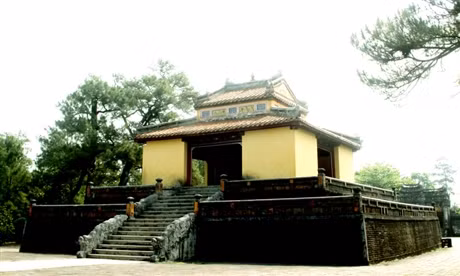 Lăng Minh Mạng là một tổng thể kiến trúc qui mô gồm khoảng 40 công trình lớn nhỏ gồm Cung điện, Lâu đài, Đình tạ... được bố trí cân đối trên một trục dọc từ Ðại Hồng Môn (ở ngoài cùng) tới chân tường của La Thành sau mộ vua. Ảnh: Bi Đình nằm trên đồi Phụng Thần Sơn.