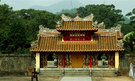 Hiển Đức Môn nằm giữa đường Thần Đạo, phía trên có vọng lâu và cửa vào khu vực tẩm điện.