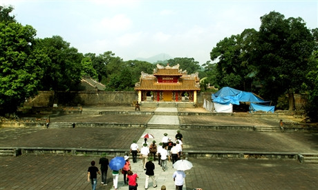 Sau Bi Đình là sân triều lễ được chia làm 4 bậc.