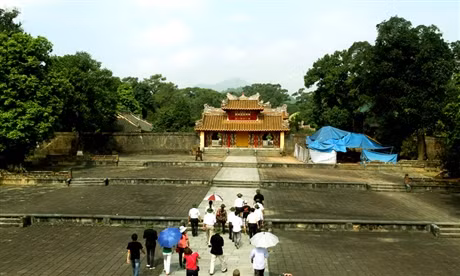 Sau Bi Đình là sân triều lễ được chia làm 4 bậc.