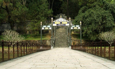 Mặt cầu được lát bằng đá.