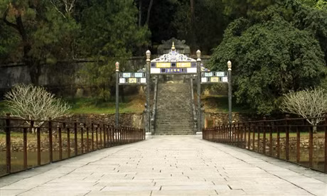 Mặt cầu được lát bằng đá.