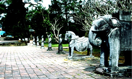 Ngày 20- 8-1841, thi hài vua Minh Mạng được đưa vào chôn ở Bửu Thành. Công trình vẫn được tiếp tục tiến hành. Đến đầu năm 1843 thì hoàn tất. Ảnh: Hàng tượng quan văn võ, ngựa voi ở Bái Đình (nối tiếp sau Đại Hồng Môn) Bái Đình lát gạch Bát Tràng (sân rộng 45x45m).