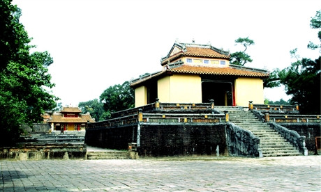 Ròng rã 3 năm thi công, từ một vùng đồi núi hoang vu, một khu lăng tẩm uy nghiêm tọa lạc ở núi Cẩm Kê. Khác hẳn với những lăng tẩm khác, Hiếu Lăng vừa có sự uy nghiêm vừa gần gũi với thiên nhiên; một công trình có kiến trúc đặc sắc và chứa đựng giá trị tư tưởng. Ảnh: Gạch Bát Tràng được lát sân ở khu vực Bái Đình.