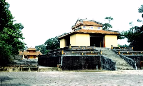 Ròng rã 3 năm thi công, từ một vùng đồi núi hoang vu, một khu lăng tẩm uy nghiêm tọa lạc ở núi Cẩm Kê. Khác hẳn với những lăng tẩm khác, Hiếu Lăng vừa có sự uy nghiêm vừa gần gũi với thiên nhiên; một công trình có kiến trúc đặc sắc và chứa đựng giá trị tư tưởng. Ảnh: Gạch Bát Tràng được lát sân ở khu vực Bái Đình.