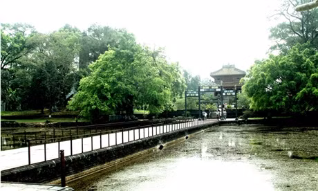 Cầu Thông Minh Chính Trực lát bằng đá thanh dài 49m, rộng 4m, hai bên có lan can thưa thoáng vắt qua hồ Tân Nguyệt để vào Bửu thành.