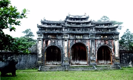 Nhà vua cho đổi tên núi Cẩm Kê (thuộc ấp An Bằng, huyện Hương Trà) thành Hiếu Sơn và gọi tên lăng là Hiếu Lăng. Đích thân nhà vua xem xét, phê chuẩn họa đồ thiết kế do các quan Bùi Công Huyên, Trương Đăng Quế và Giám thành vệ dâng lên. Ảnh: Mở đầu thần đạo là Đại Hồng Môn – cổng chính vào lăng. Cổng có 3 lối đi với 24 mái, phân tầng cao thấp, trang trí rất đẹp. Đây được coi là tiêu biểu của loại cổng tam quan đời Nguyễn. Cổng chỉ mở một lần để đưa quan tài của vua vào lăng, sau đó đóng kín, ra vào phải qua hai cổng phụ là Tả Hồng Môn và Hữu Hồng Môn. (Ảnh: X.T).