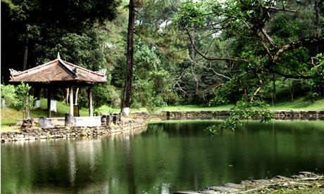 Lăng Minh Mạng có sự hài hòa với thiên nhiên, tạo nên sự thư thái với những không gian hồ nước, cây xanh.