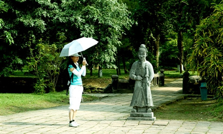 Du khách thăm quan và ghi lại hình ảnh một góc khung cảnh lăng.