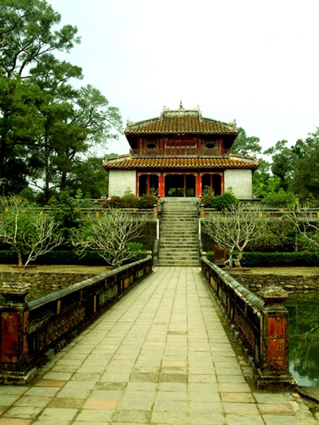 Trung đạo kiều dẫn đến Minh Lâu.