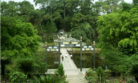 Dẫn đến Bửu Thành là câu "Thông Minh Chính Trực".