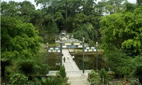 Dẫn đến Bửu Thành là câu "Thông Minh Chính Trực".