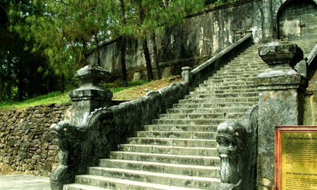 Họa tiết rồng góp phần uy nghiêm cho lăng tẩm của vua.