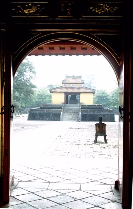 Qua mỗi lớp cửa ở lăng Minh Mạng là một lần đến với những công trình tinh tế về kiến trúc.