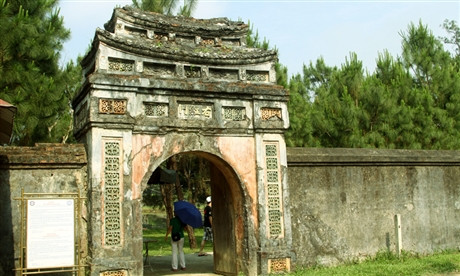 Vua Thiệu Trị lên nối ngôi, chỉ một tháng sau (tháng 2-1841) đã sai các quan đại thần Tạ Quang Cự, Hà Duy Phiên, Nguyễn Tri Phương chỉ huy gần 10.000 lính và thợ thi công tiếp công trình theo đúng họa đồ của vua cha để lại. Ảnh: Tả Hồng Môn. Đây cũng là lối đi dành cho du khách vào thăm quan lăng mộ.