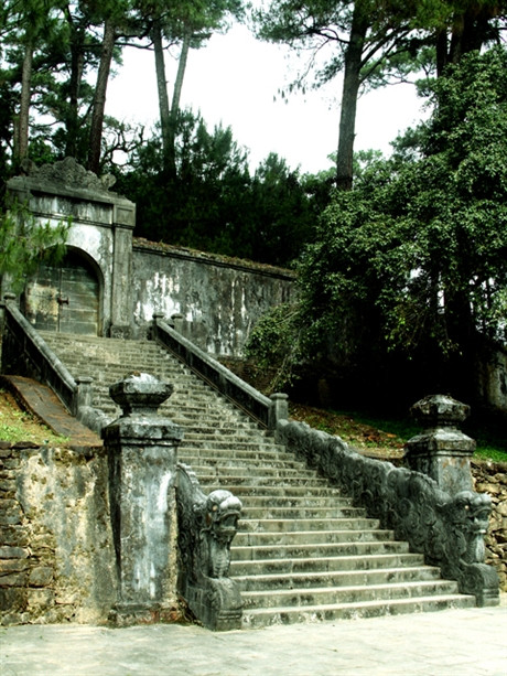 Lối dẫn lên Bửu Thành. Hai bên có là hình rồng đặc trưng của thời Nguyễn.